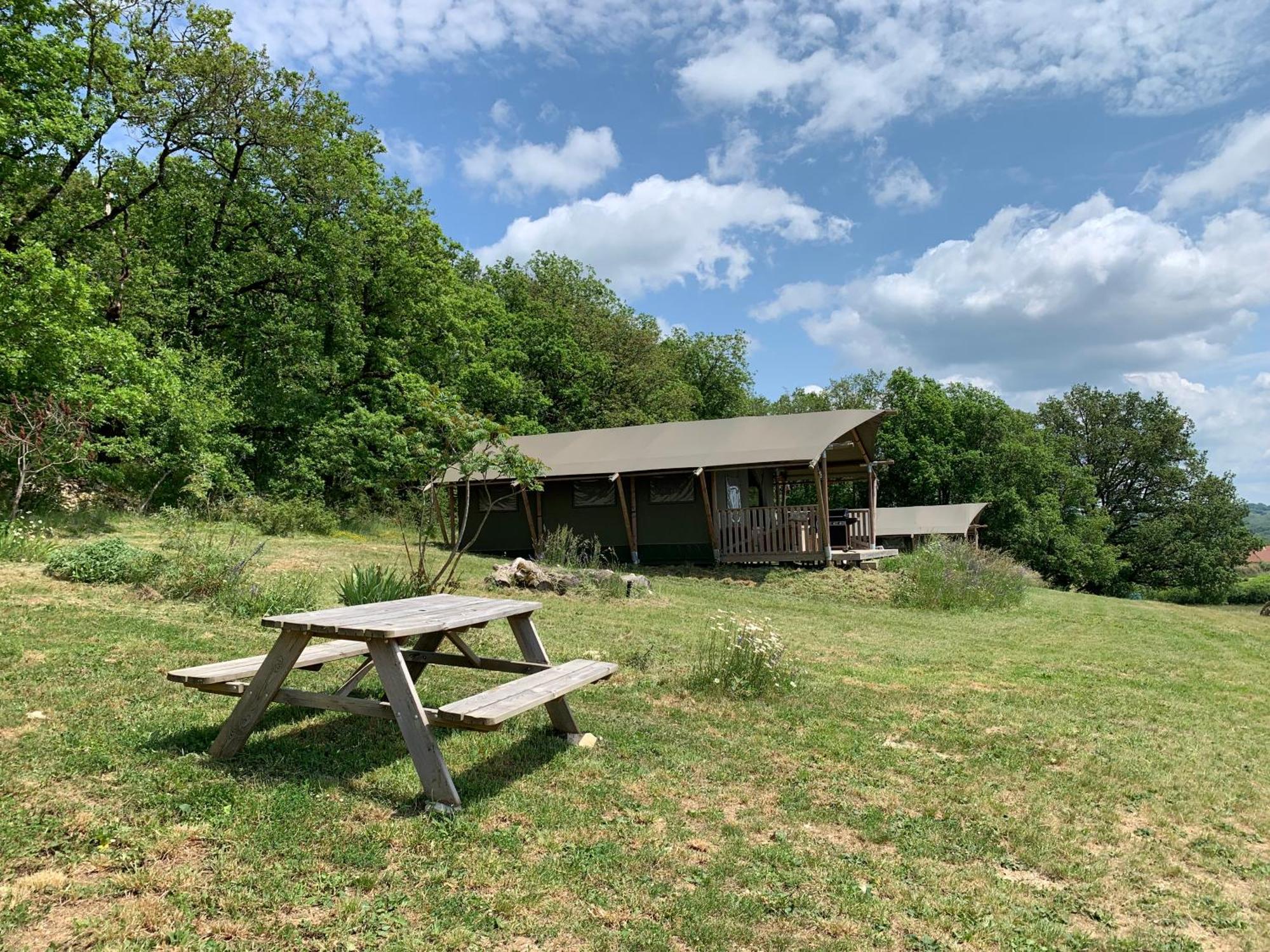 Safari Tent With A Beautiful View At Lot Sous Toile Tente de luxe *