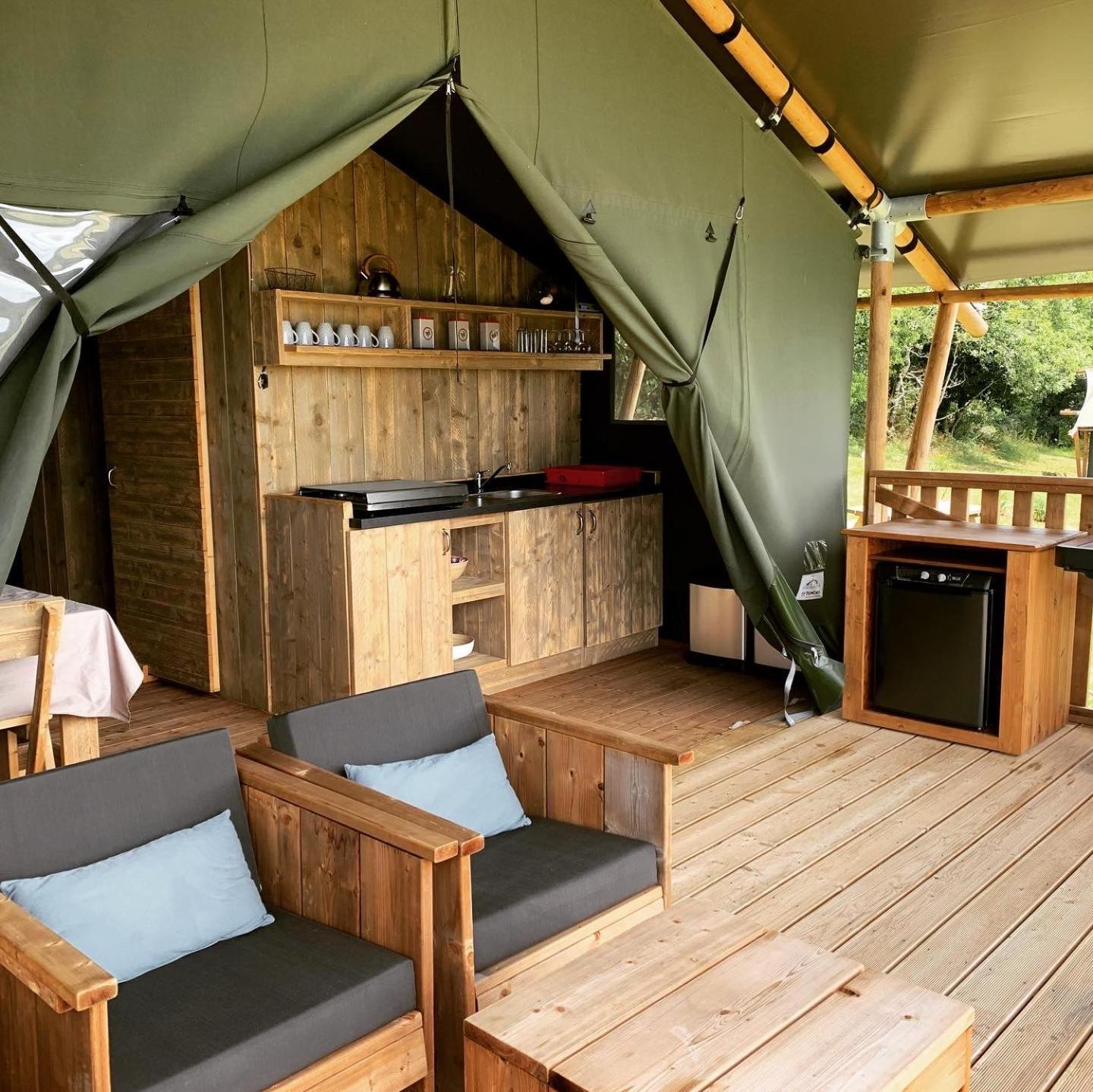 Safari Tent With A Beautiful View At Lot Sous Toile Tente de luxe