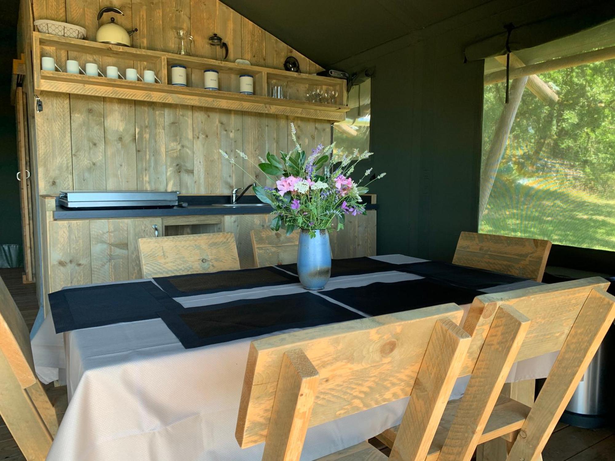 Safari Tent With A Beautiful View At Lot Sous Toile Tente de luxe *